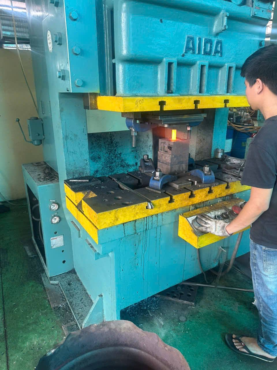 Máy dập cơ khí AIDA 200